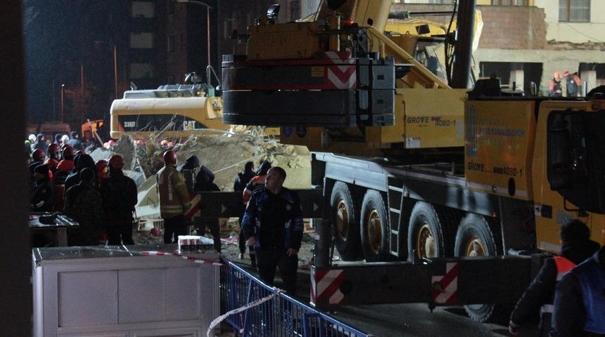 &Ccedil;&ouml;ken binanın enkazında arama kurtarma &ccedil;alışmaları karanlık, soğuk ve yağmura karşı s&uuml;r&uuml;yor