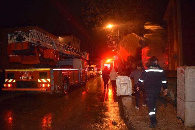 Çorum'da 4 katlı binada çıkan yangın paniğe neden oldu