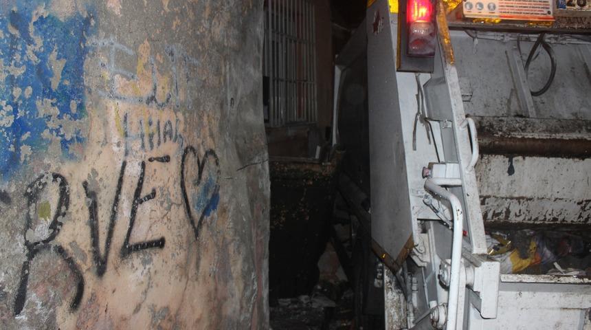 Temizlik iş&ccedil;isi &ccedil;&ouml;p kamyonetinin altında kaldı