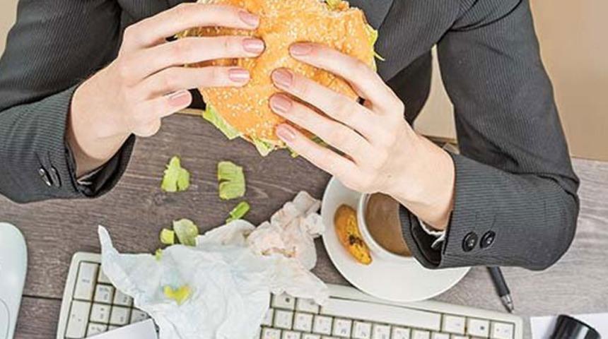 Uzmanlar uyarıyor: Aç kalmak kilo aldırıyor