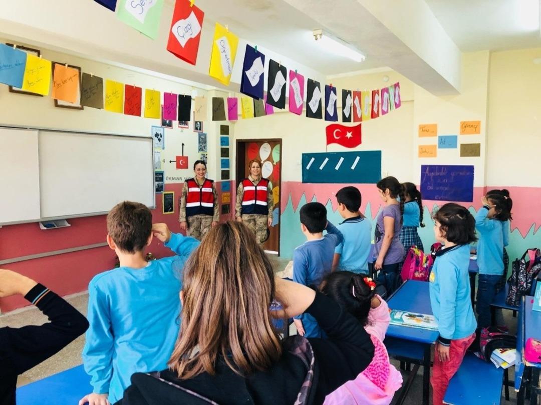 Jandarmadan &ouml;ğrencilere seminer