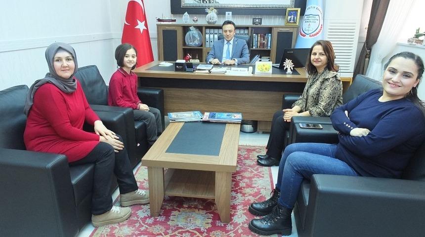 (&Ouml;zel) L&ouml;semi hastaları i&ccedil;in sa&ccedil;larını bağışladı