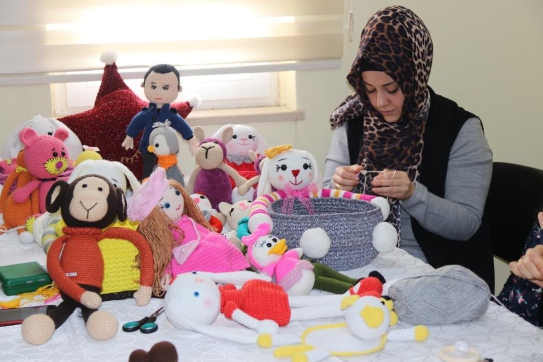 &Ccedil;ocukları i&ccedil;in hobi olarak başladıkları &lsquo;Amigurumi&rsquo; sayesinde ticarete atıldılar