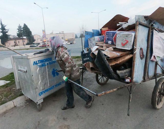 2 çocuk annesi, hurda ve atık toplayarak ailesinin geçimini sağlıyor