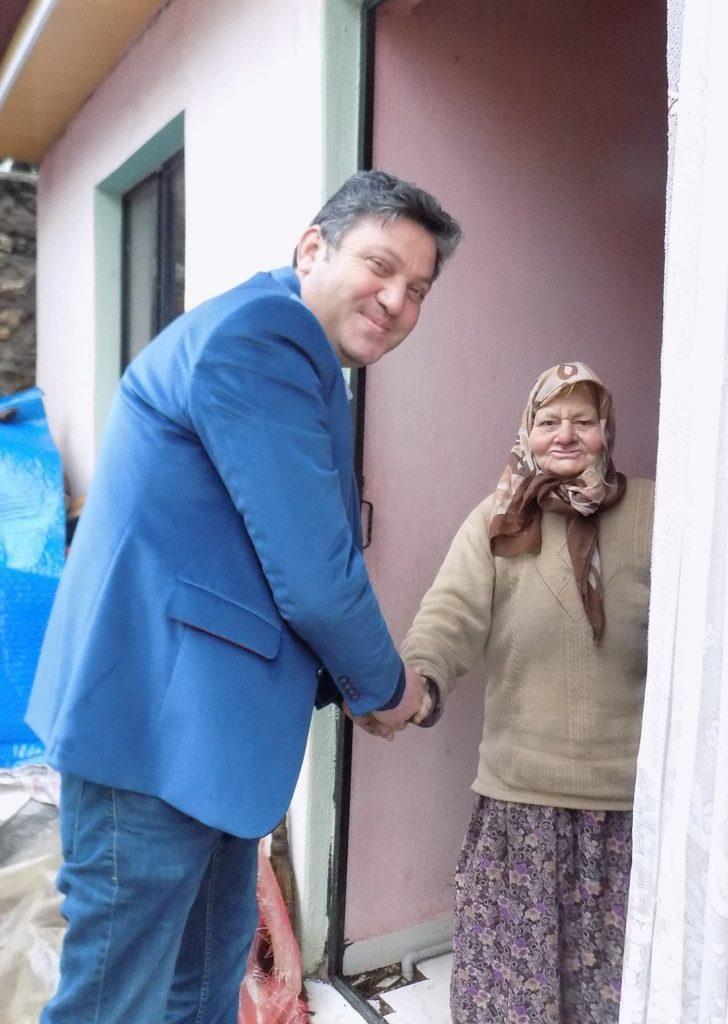 Yaşlı kadının sobasını her gün muhtar yakıyor G1