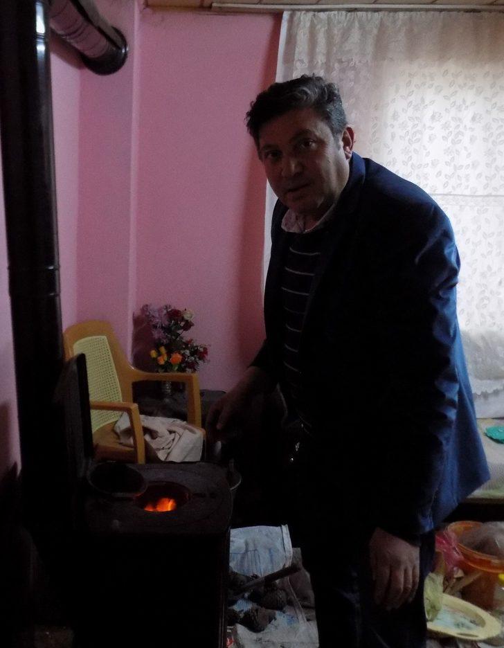Yaşlı kadının sobasını her gün muhtar yakıyor G2