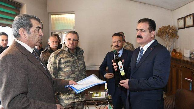 Valisi Akbıyık aspir fabrikasını gezdi