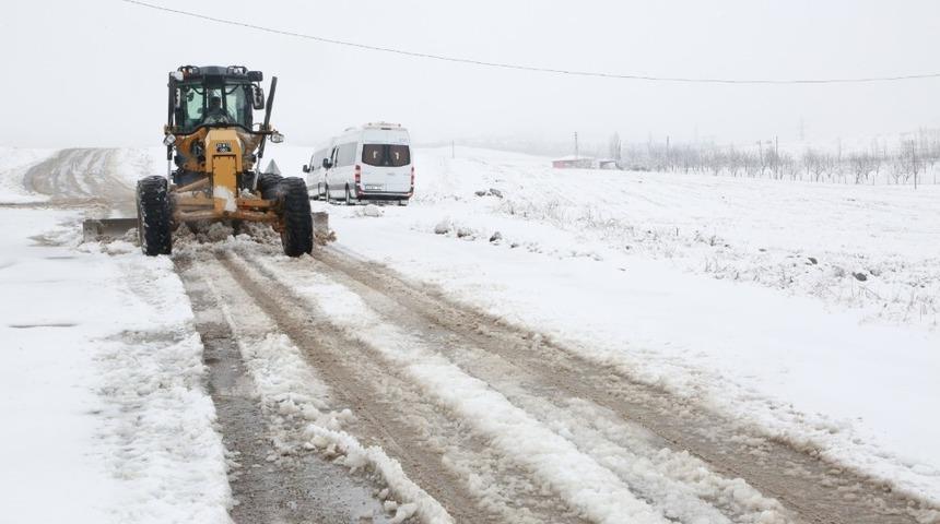 Elazığ&rsquo;da kar nedeniyle 98 k&ouml;y yolu ulaşıma kapalı
