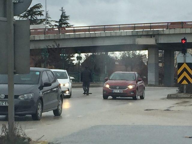 Yola düşen masa trafiği birbirine kattı