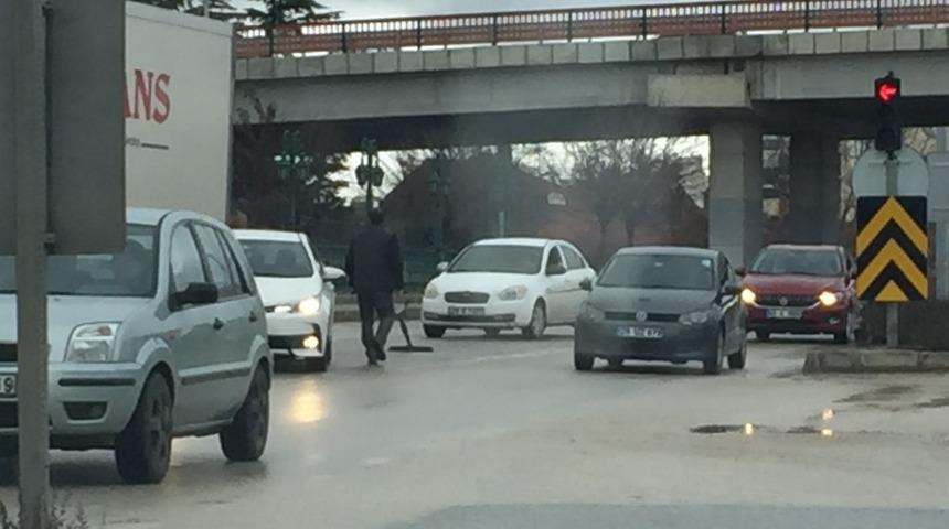 Yola d&uuml;şen masa trafiği birbirine kattı