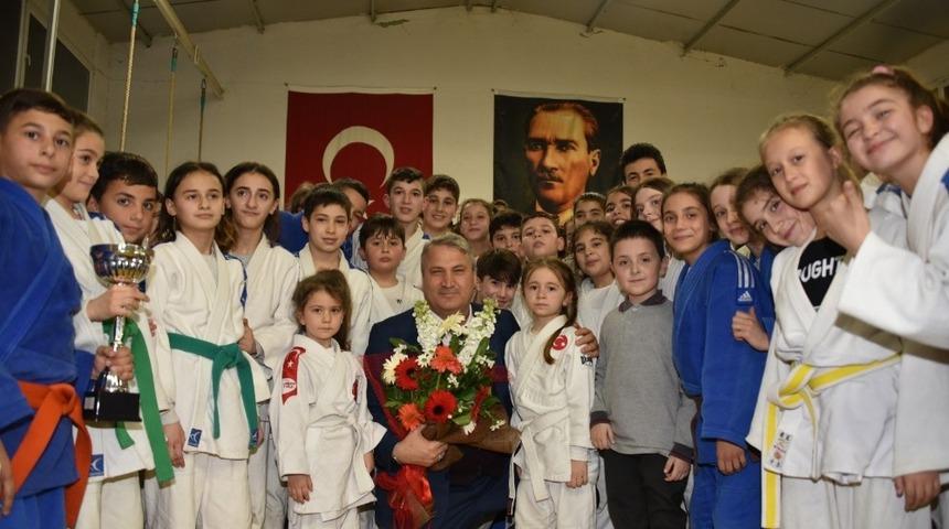 Madalyalarını Başkan &Ccedil;er&ccedil;i&rsquo;den aldılar