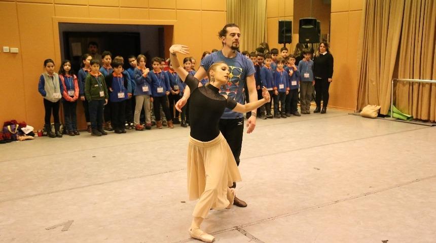 Minikler sahne arkasını gezdi