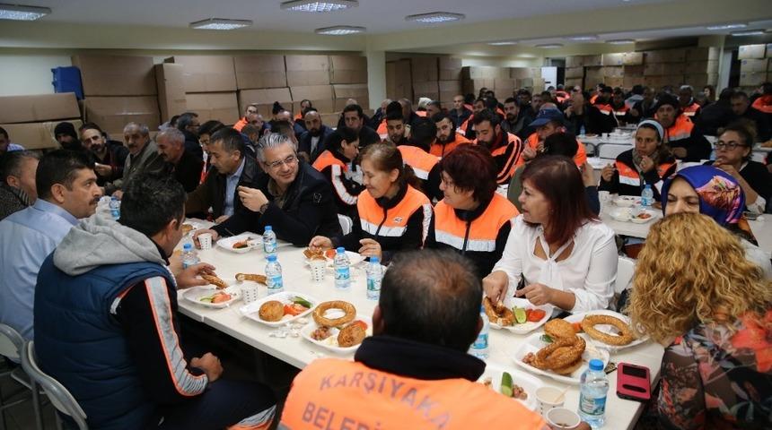 Başkan Akpınar, iş&ccedil;ilerle kucaklaştı