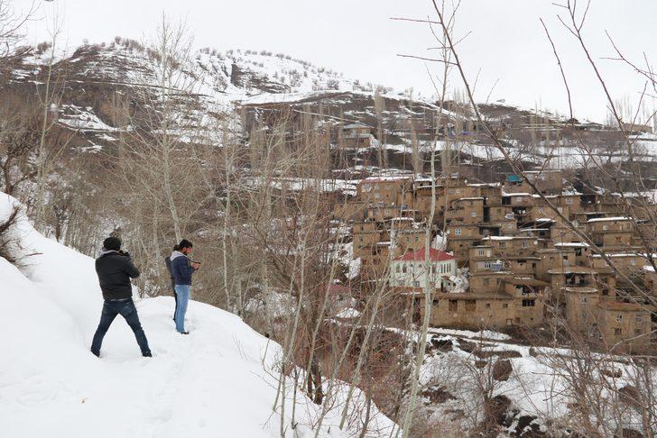 Duyan makinesini alıp oraya koşuyor G3