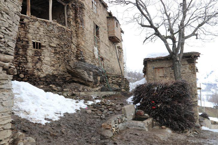 Duyan makinesini alıp oraya koşuyor G1