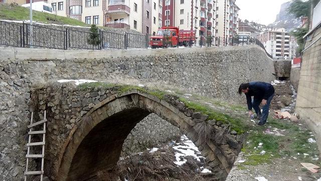 Tarihi kemer köprüde yıkılma riski