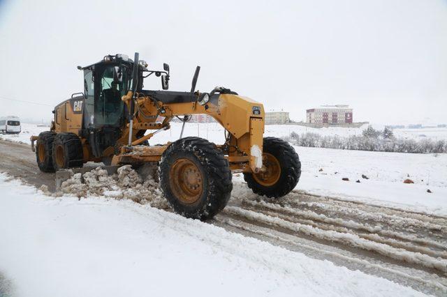 Elazığ'da 98 köy yolu kardan kapandı