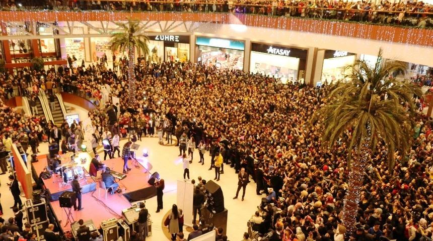 Şampiyonun ilk konserinde yer yerinden oynadı