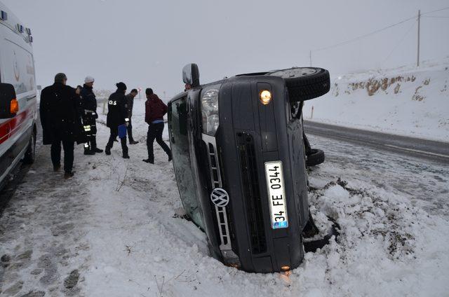 Malatya'da minibüs şarampole devrildi: 2'si ağır 7 yaralı