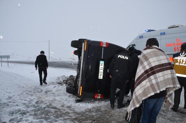 Malatya'da minibüs şarampole devrildi: 2'si ağır 7 yaralı