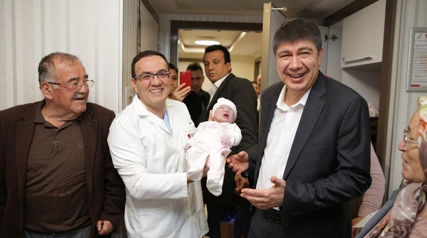 Başkan Türel’den en yeni Antalyalılara hoş geldin ziyareti