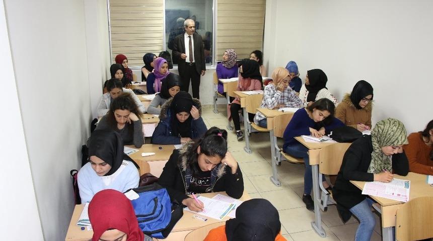 Demirkol gen&ccedil;lerle bir araya geldi