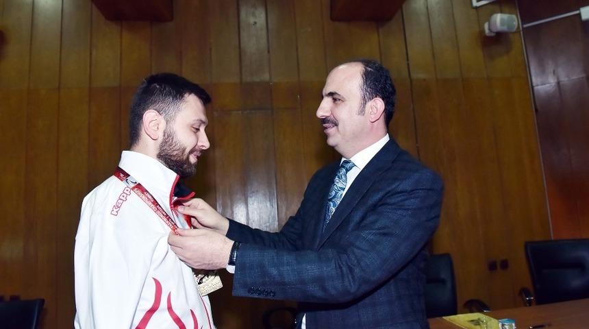 Başkan Altay, şampiyon para tekvandocuyu &ouml;d&uuml;llendirdi
