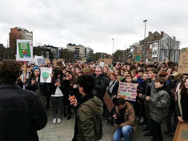 Belçika’da binlerce öğrenci sokakta 1
