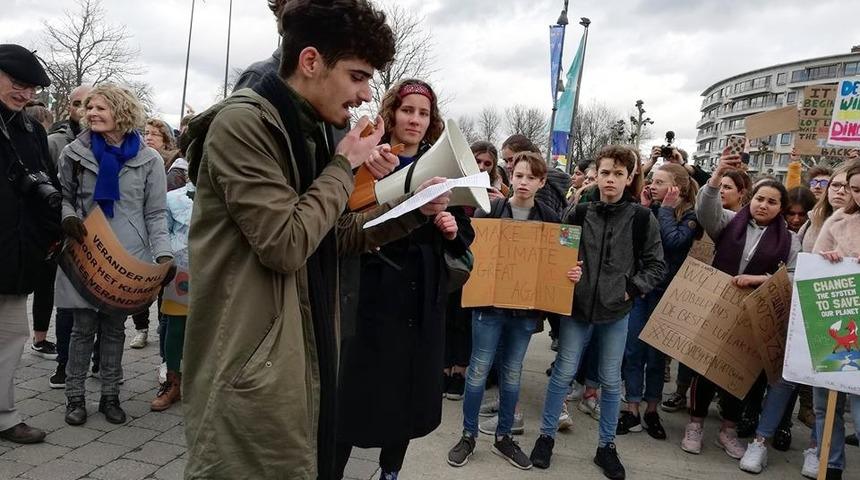 Bel&ccedil;ika&rsquo;da binlerce &ouml;ğrenci sokakta