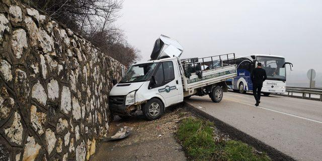 3 kişinin yaralandığı kazada yola dökülen yemekleri topladılar