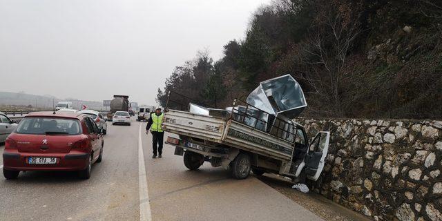 3 kişinin yaralandığı kazada yola dökülen yemekleri topladılar