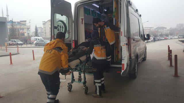 3 kişinin yaralandığı kazada yola dökülen yemekleri topladılar