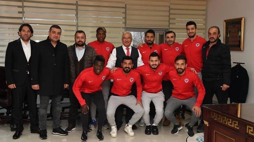 Mersin İdmanyurdu y&ouml;netimi ve futbolcularından, Başkan Kocamaz&rsquo;a ziyaret