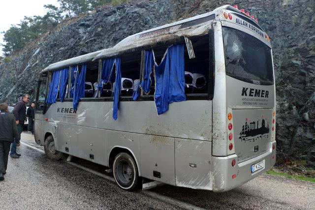 Kemer'de midibüsle minibüs çarpıştı: 8 yaralı