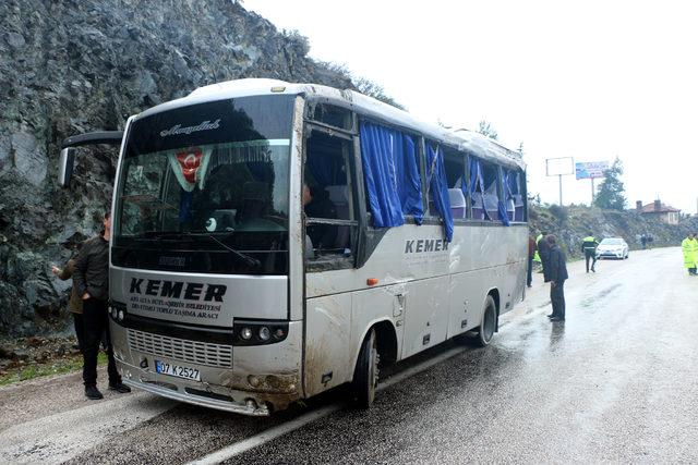 Kemer'de midibüsle minibüs çarpıştı: 8 yaralı