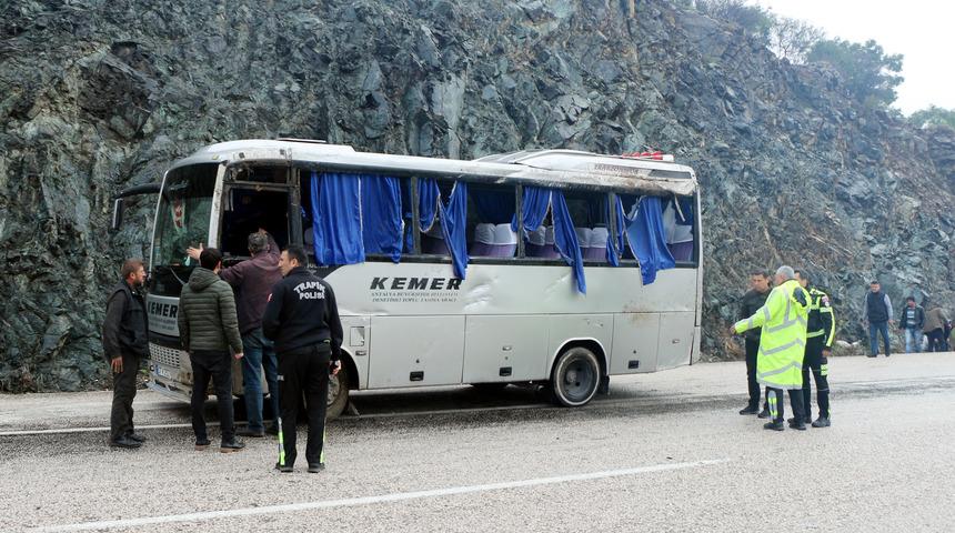 Kemer'de midib&uuml;sle minib&uuml;s &ccedil;arpıştı: 8 yaralı