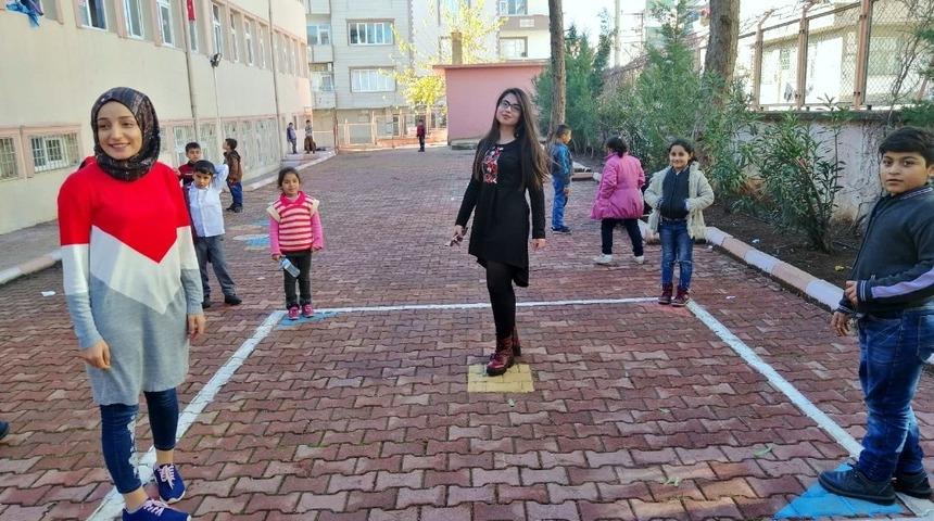 &Uuml;niversiteli &ouml;ğrencilerden minikler i&ccedil;in eğitici proje uygulaması