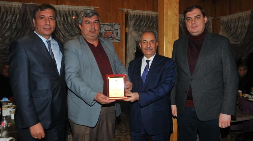 Başkan Akkaya&rsquo;dan belediye meclis &uuml;yelerine plaket