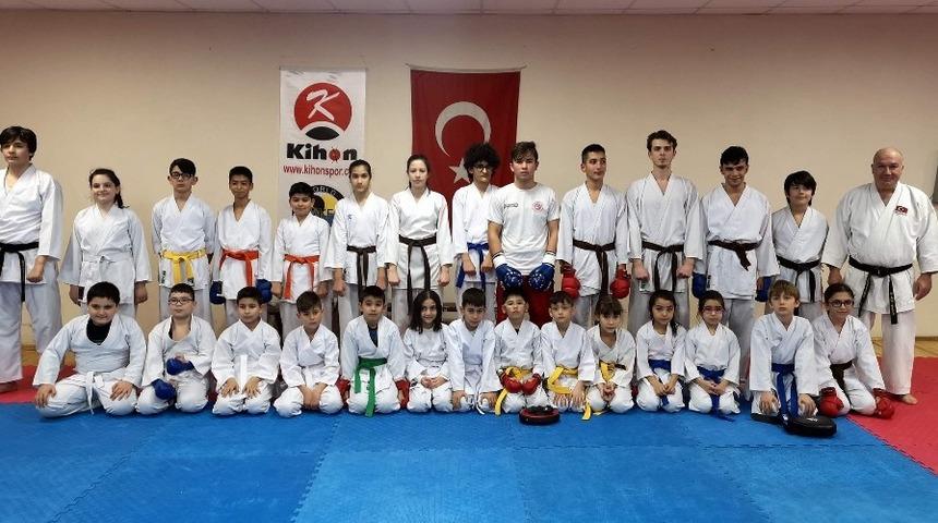 Nazillili karateciler madalya avında