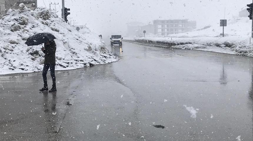 Y&uuml;ksekova&rsquo;da kar yağışı