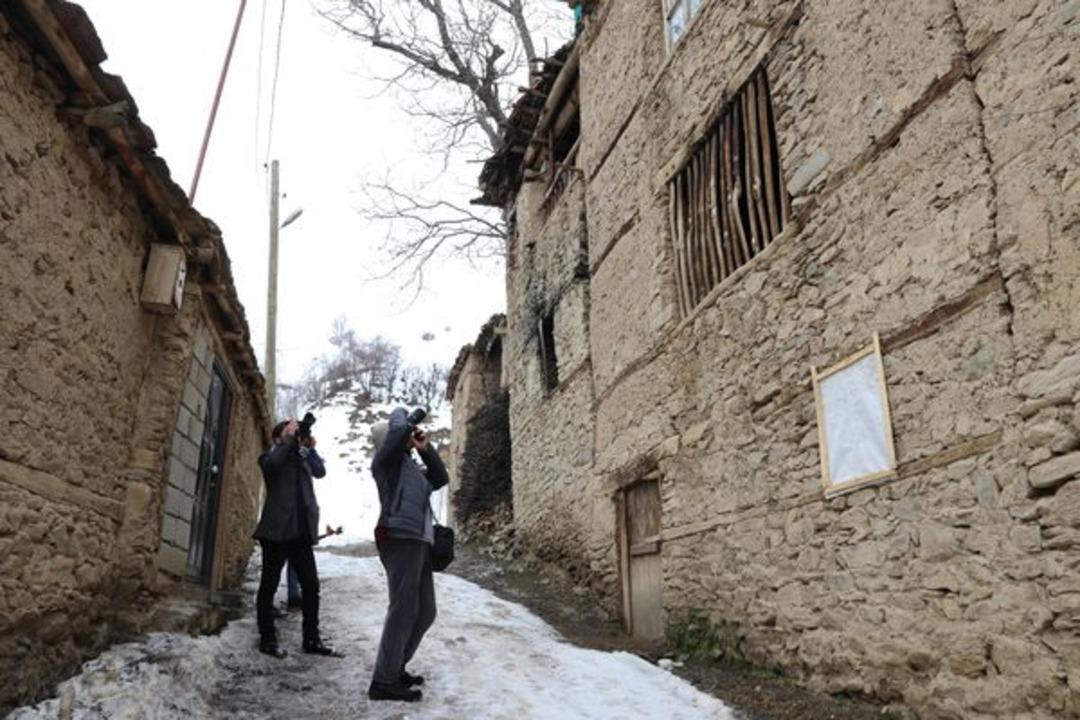 Duyan makinesini alıp oraya koşuyor