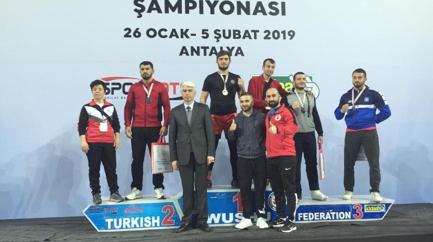 K&uuml;&ccedil;&uuml;kk&ouml;ysporlu Emre Kuru T&uuml;rkiye şampiyonu oldu