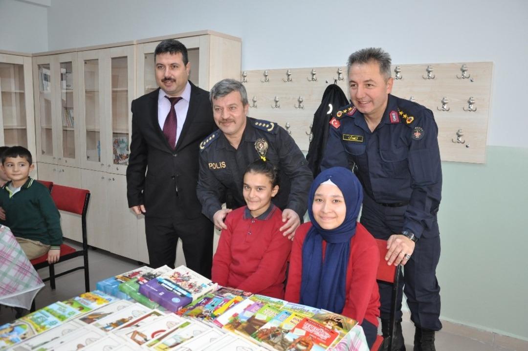 Polis ve jandarmadan &ouml;ğrencilere kitap bağışı