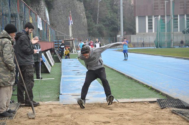 Genç sporcular pistin tozunu attılar