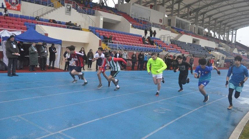 Gen&ccedil; sporcular pistin tozunu attılar