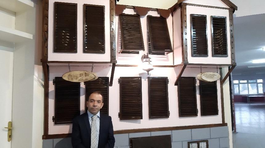 Sınıf &ouml;ğretmeni &ouml;zg&uuml;n tasarımları ile &ouml;ğrencilerini motive ediyor