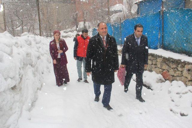 Vali Akbıyık: “Hakkari’de aç ve açıkta aile bırakmadık”