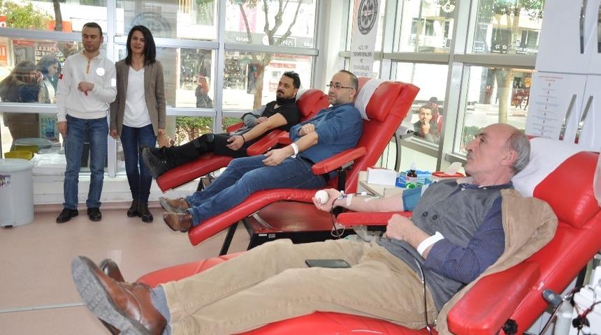 Hayat veren eller kan bağışında bulundu