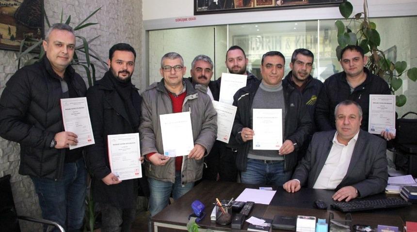 Salihli&rsquo;de emlak&ccedil;ılar belgelerini aldı