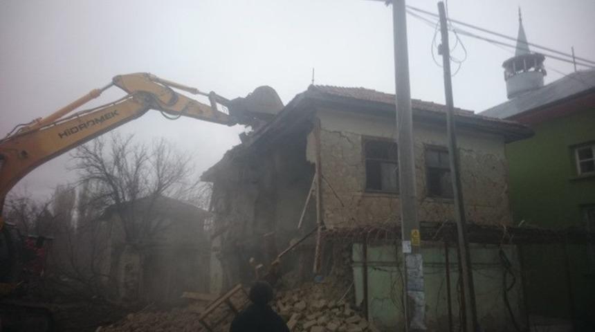 Burdur&rsquo;da metruk binalar yıkılıyor